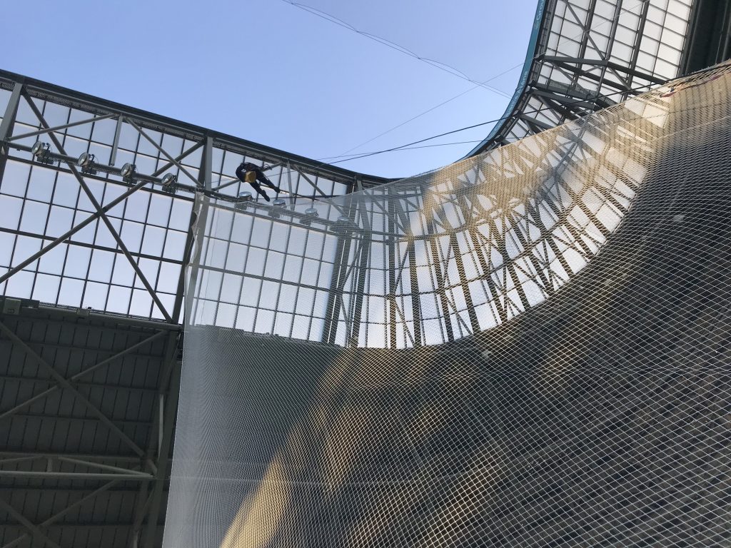 Szektor elválasztó háló felszerelése stadionban